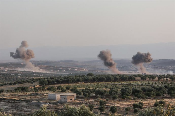 Imagen de archivo de varias columnas de humo tras un ataque contra Siria.