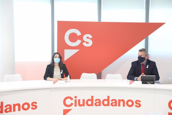 La presidenta de Ciudadanos, Inés Arrimadas, y el vicesecretario primero del partido, Carlos Cuadrado, durante una reunión del Comité Permanente de Cs en la sede de Madrid.