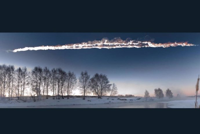 Rastro de nube de vapor dejado por el asteroide Chelyabinsk