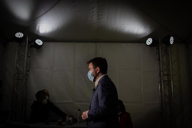 El candidato de ERC a la presidencia de la Generalidad de Cataluña y vicepresidente en funciones, Pere Aragonés, en las inmediaciones de la sede de su partido tras conocer que su partido ha empatado en número de escaños con PSC, con el 98,72% del voto esc