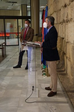 El delegado de Presidencia del Ayuntamiento de Córdoba, Miguel Ángel Torrico, y el teniente de alcalde de Infraestructuras, David Dorado.