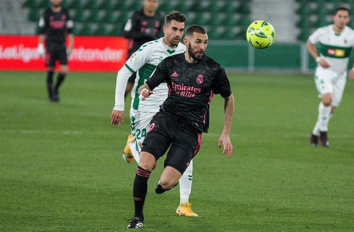 El delantero francés del Real Madrid Karim Benzema en un partido contra el Elche en el estadio Martínez Valero de Elche. 