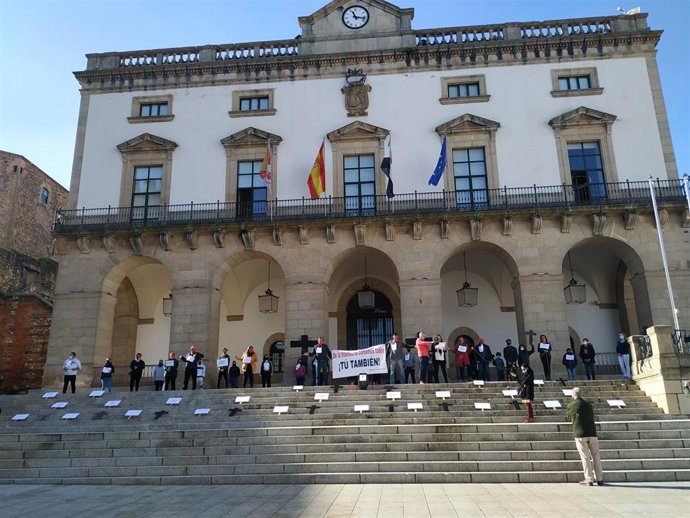 Hosteleros de Cáceres protestan frente al Ayuntamiento para pedir indemnizaciones para el sector