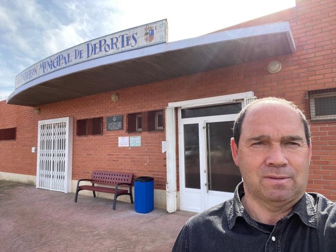 El alcalde de Chiprana,Francisco Javier Nicolás, junto al Pabellón