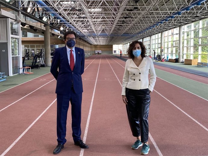 La presidenta del CSD, Irene Lozano, y el presidente de Paradores, Óscar López, en el CAR de Madrid.