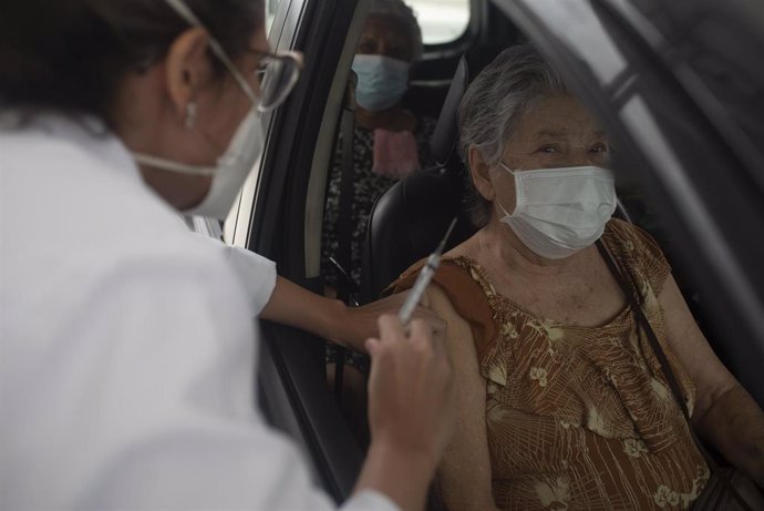 Una mujer recibe la primera dosis de la vacuna en Río de Janeiro, Brasil.
