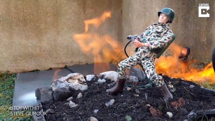 Este hombre de 44 años renueva figuras de Action Man y las fotografía como su yo de 10 años le hubiera encantado