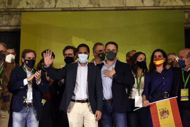 El líder de Vox, Santiago Abascal (i), y el candidato de Vox a la presidencia de la Generalitat, Ignacio Garriga, en la sede de su partido tras conocer que con el 90,83% de los votos escrutados de las elecciones catalanas, su partido ha irrumpido la Cámar