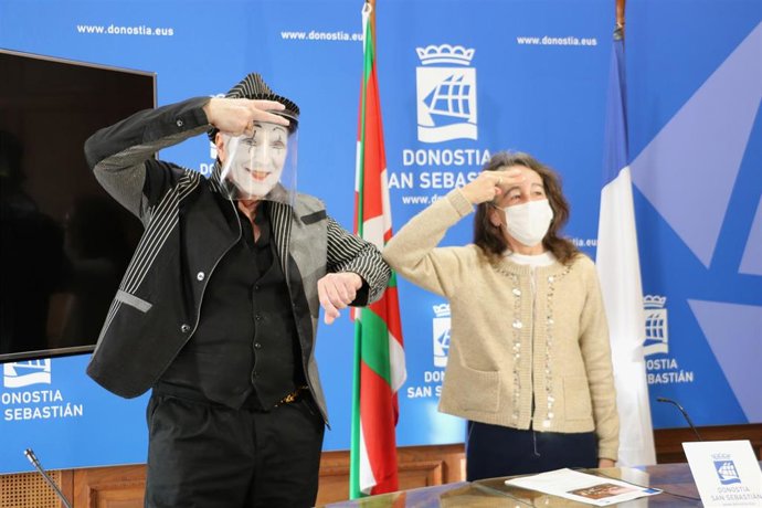 El mimo Peter Roberts y la edil Marisol Garmendia