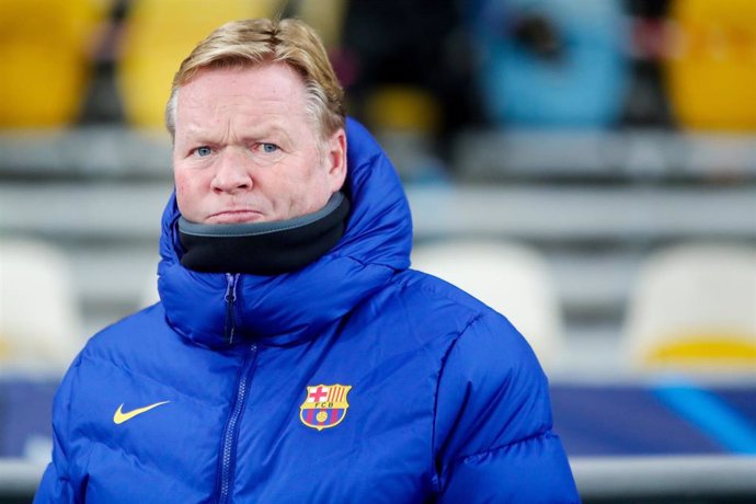 Ronald Koeman dirigiendo al Barcelona