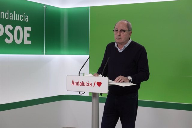 El secretario de Organización del PSOE-A, Juan Cornejo, este lunes en rueda de prensa.