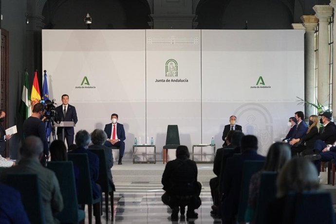 El presidente de la Junta de Andalucía, Juanma Moreno, interviene en el acto de entrega de los Premios Andalucía de Periodismo, este lunes