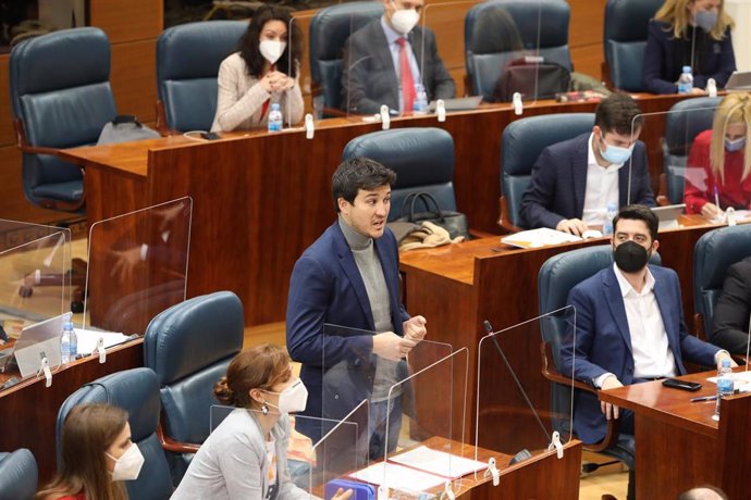 El portavoz de Más Madrid, Pablo Gómez Perpiny, interviene durante una sesión plenaria celebrada en la Asamblea de Madrid, en Madrid, (España), a 4 de febrero de 2021. El pleno de este jueves está marcado, entre otras cuestiones, por el debate de la si