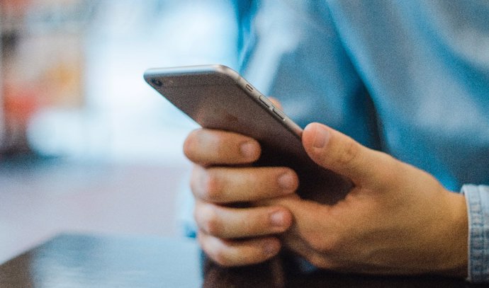 Una persona utilizando un teléfono móvil