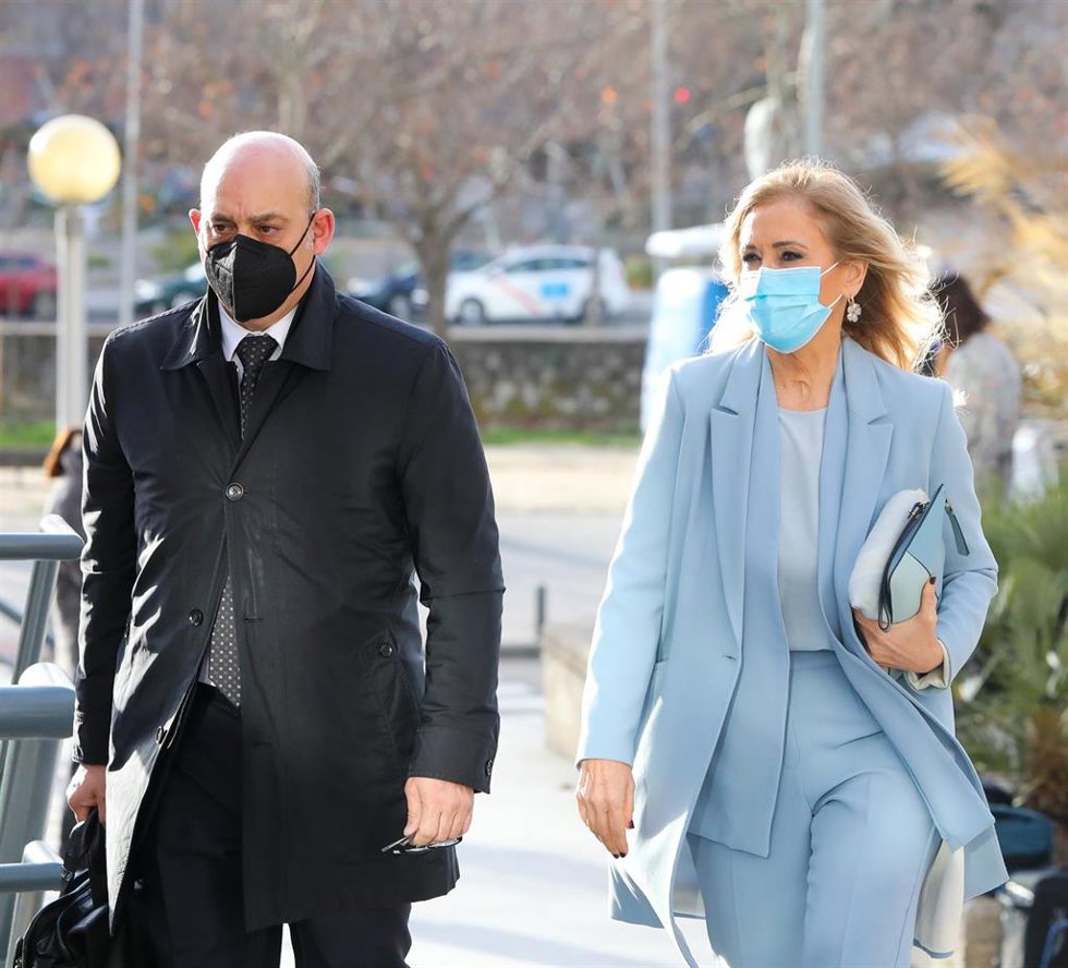 La expresidenta de la Comunidad de Madrid, Cristina Cifuentes, acompañada de su abogado, José Antonio Choclán.