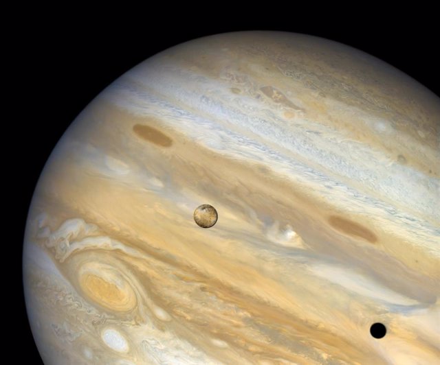 Imagen de Io pasando frente a Júpiter, tomada por la nave espacial Voyager 1 en 1979.