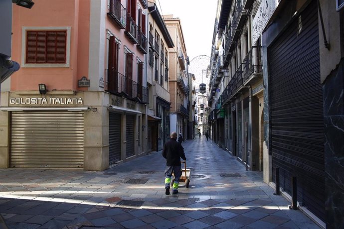 Calle Zacatin, una de las calles comerciales de la ciudad de Granada, durante el cierre de la actividad no esencial por la segunda ola, en noviembre de 2020