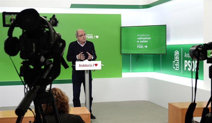El secretario de Organización del PSOE-A, Juan Cornejo, en rueda de prensa este lunes.
