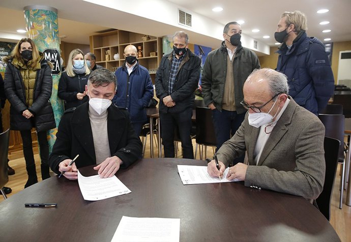 El consejero de Turismo y presidente de Cantur, Javier López Marcano, firma el convenio con el director del IES Jesús de Monasterio, Eloy Diego Camino