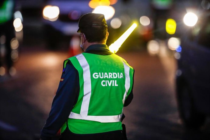 Agentes de Guardia Civil realizan un control en la carretera A-4, en Madrid