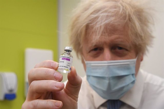 El primer ministro, Boris Johnson, con un vial de AstraZeneca en la mano.