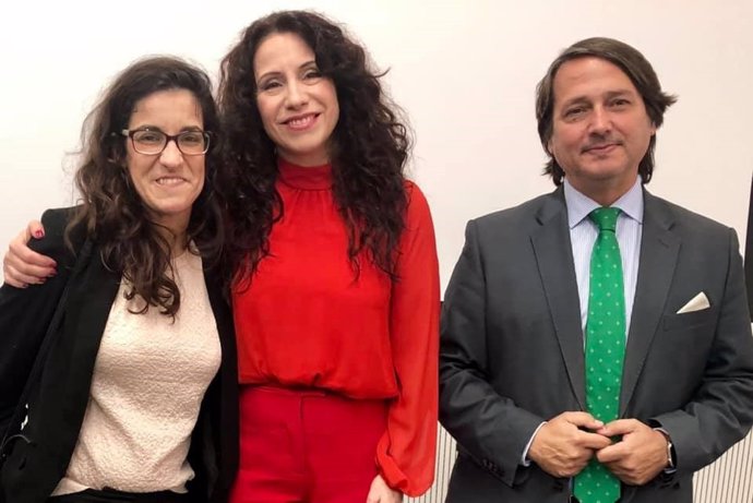 Gloria Bazán con Antonio Vila y la consejera de Igualdad