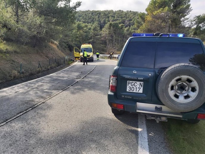 Una patrulla de la Guardia Civil atiende un accidente de motocicleta en la NA-534