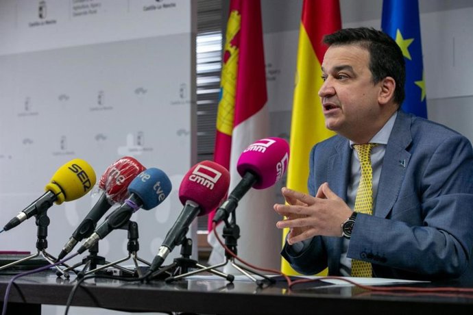 El consejero de Agricultura, Agua y Desarrollo Rural, Francisco Martínez, en rueda de prensa.