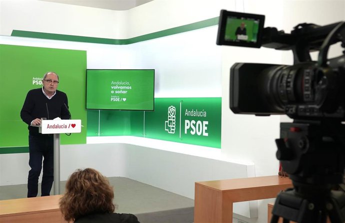 El secretario de Organización del PSOE-A, Juan Cornejo, en rueda de prensa este lunes.