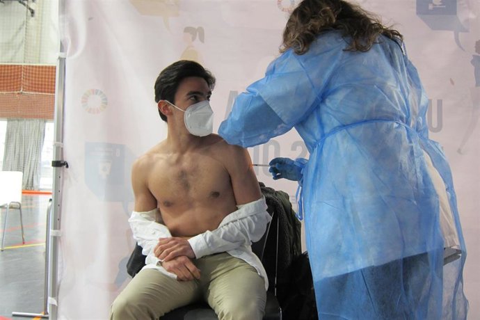 Uno de los alumnos que ha sido vacunado este lunes contra la COVID-19 en la Universidad de Zaragoza.