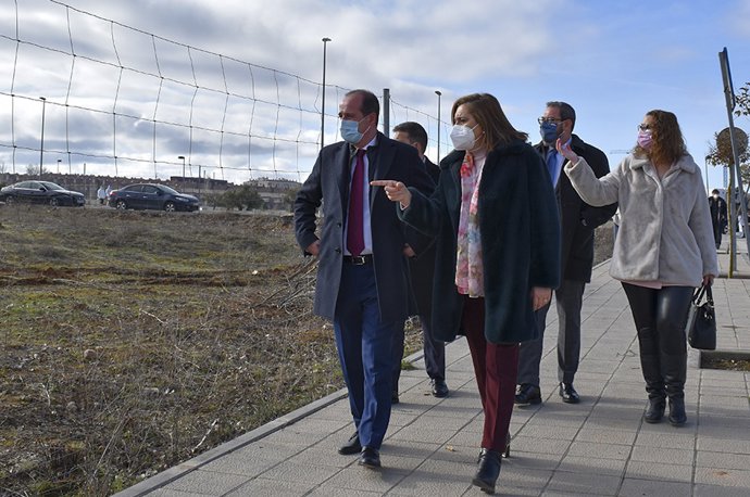 El Ayuntamiento de Guadalajara cede la parcela municipal sobre la que la Junta construirá un nuevo colegio público en Aguas Vivas.