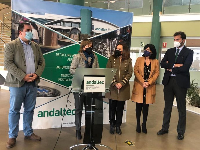 Sandra García en su visita a Andaltec.