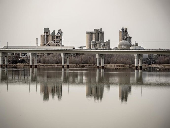 Economía.- El consumo de cemento crece un 3,8% en noviembre y modera la caída anual al 11%