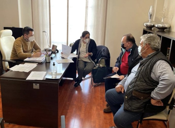 La diputada cordobesa y portavoz adjunta en la Comisión de Industria, Turismo y Comercio del Congreso de los Diputados, María de la O Redondo, con represantentes de los feriantes.