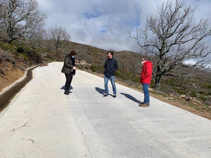 La Diputación de Cáceres mejora el acceso al Pico Pitolero, lugar de encuentro de aficionados al parapente