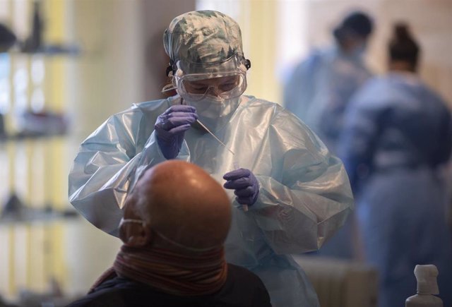 Una trabajadora sanitaria realiza un test de antígenos en un dispositivo de cribado masivo de antígenos  