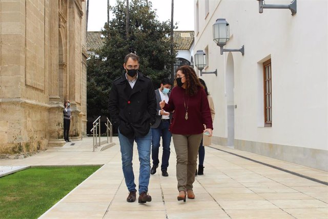 El coordinador de IU Andalucía, Toni Valero, y la portavoz parlamentaria de Adelante, Inmaculada Nieto, en una imagen de archivo.