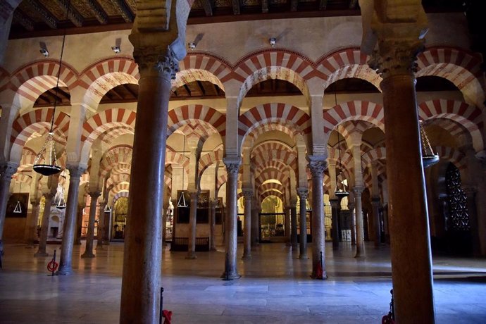 Interior de la Mezquita-Catedral de Córdoba.