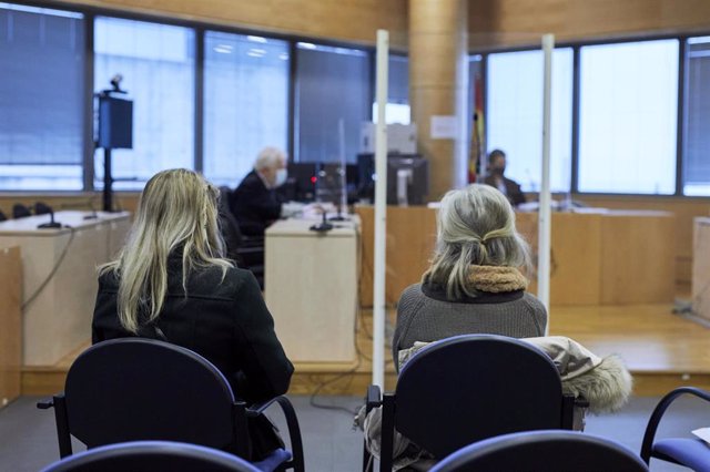 Ascensión Domínguez-Alonso (d) y su hija, Ana Isabel Quiroga, sentadas en el banquillo de los acusados para declarar en el Juzgado de lo Penal número 17 de Madrid (España).