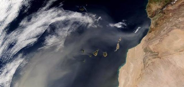 Imagen satélite de una oleada de polvo del Sahara sobre el Atlántico