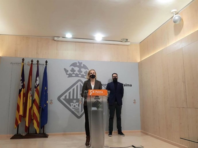 La portavoz del grupo municipal de Cs Palma, Eva Pomar, en rueda de prensa.