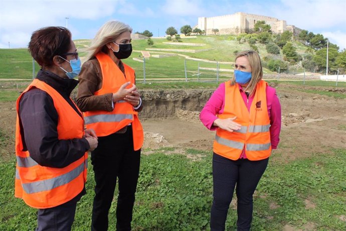 La consejera de Cultura, Patricia del Pozo, visita junto a la alcaldesa de Fuengirola, Ana Mula, las excavaciones de la Ciudad Romana de Suel, en la ladera del Castillo Sohail