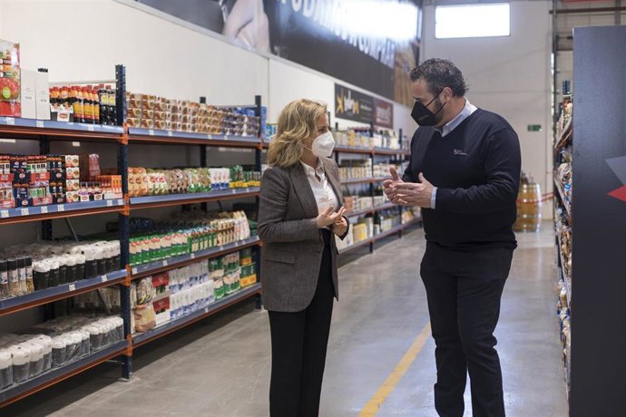 La diputada provincial de Promoción Agroalimentaria, María Luisa Cruz, asiste a la inauguración del nuevo supermercado Súper Plus Cash and Carry con la presencia de Sabores Almería