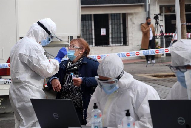 Sanitarios de la Junta de Andalucía, haciendo  los test rápidos de antígenos PCR, en un cribado masivo en la barriada malagueña de La Luz. Málaga a 04 de febrero del 2021