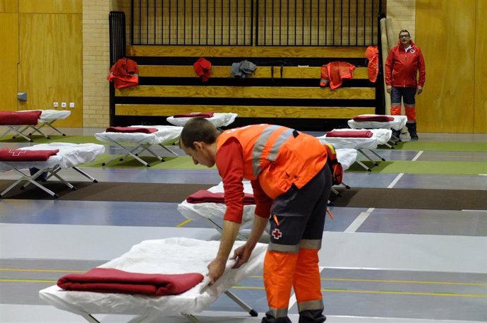 Montaje albergue para temporeros por voluntarios Cruz Roja