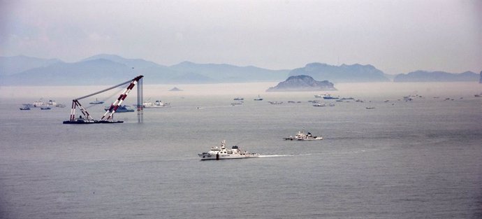 Imagen aérea de los trabajos de reflote del ferry hundido en Corea del Sur en 2014.