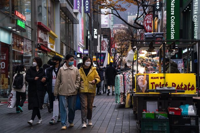Imagen de archivo de una calle de Seúl durante la pandemia.