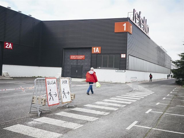 Imagen de archivo de un hombre que acude a realizarse test de antígenos o PCR de detección del COVID-19 al Recinto ferial de Navarra (REFENA).