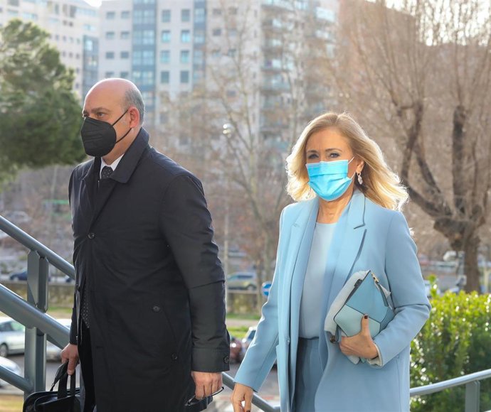 La expresidenta de la Comunidad de Madrid, Cristina Cifuentes, acompañada de su abogado, José Antonio Choclán, a su llegada para declarar por el caso Máster en la sección 15 de la Audiencia Provincial de Madrid, en Madrid, (España).