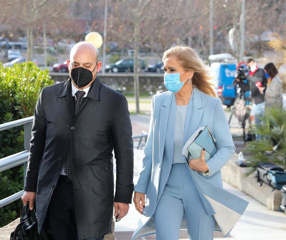 La expresidenta de la Comunidad de Madrid Cristina Cifuentes acompañada de su abogado, José Antonio Choclán, a su llegada para declarar por el caso Máster en la Audiencia Provincial de Madrid, en Madrid, (España), a 5 de febrero de 2021. 